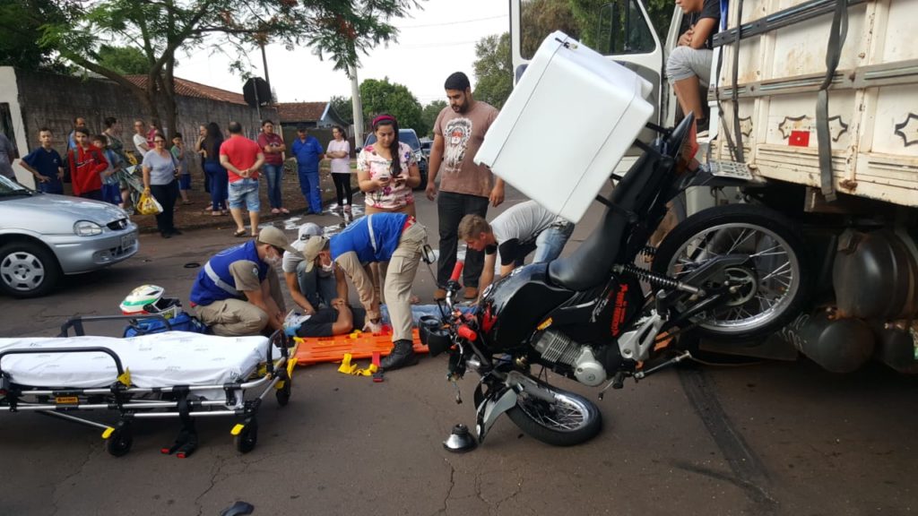 Moto e caminhão batem em cruzamento no Bairro São Cristóvão