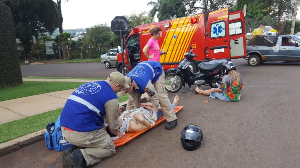 Carro foge ao causar colisão na Rua Londrina, no Centro