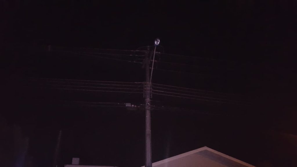 Moradora da Rua Jaborá pede atenção no Município quanto a escuridão em via pública