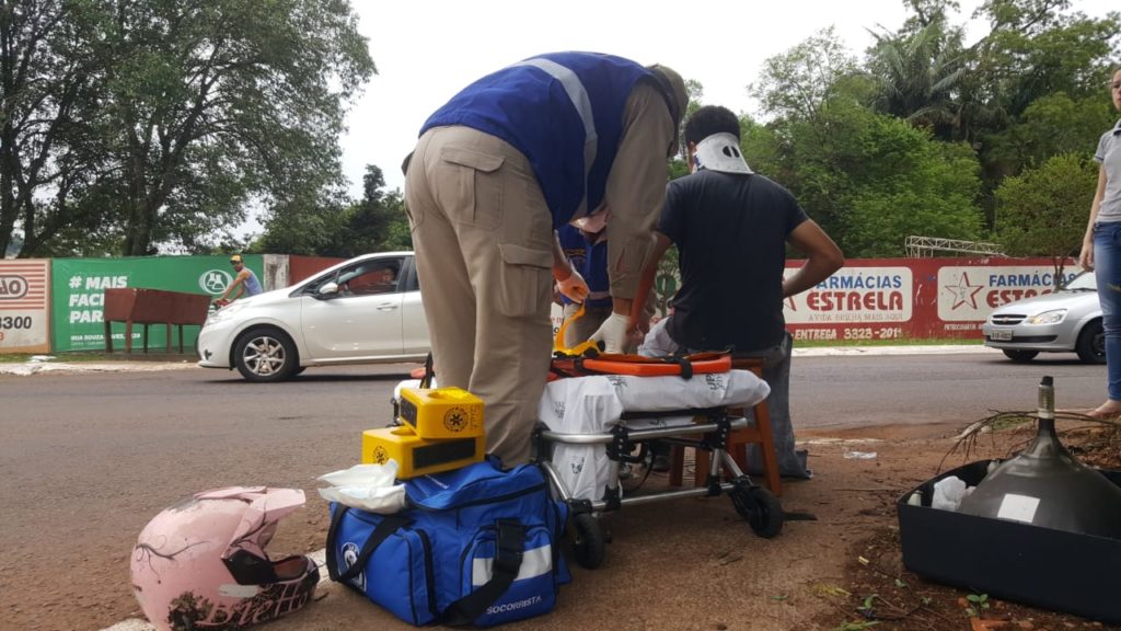 Jovem de 22 anos fica ferido após acidente entre carro e moto no Jd. Alvorada