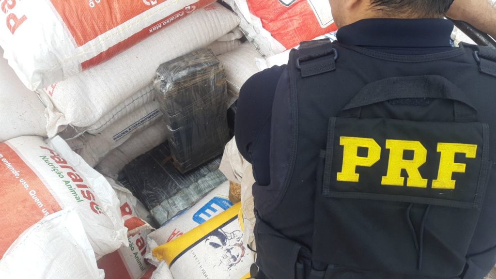 PRF apreende toneladas de maconha em meio à carga de milho, em Medianeira