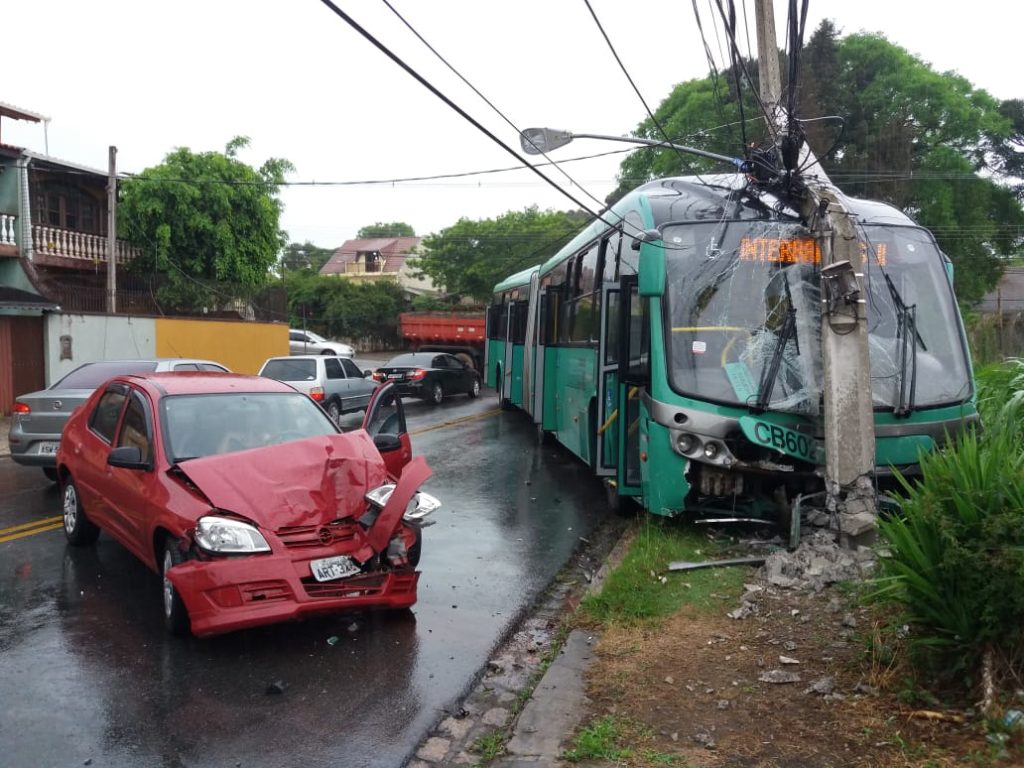 Ônibus bate contra poste e duas pessoas ficam feridas em Curitiba
