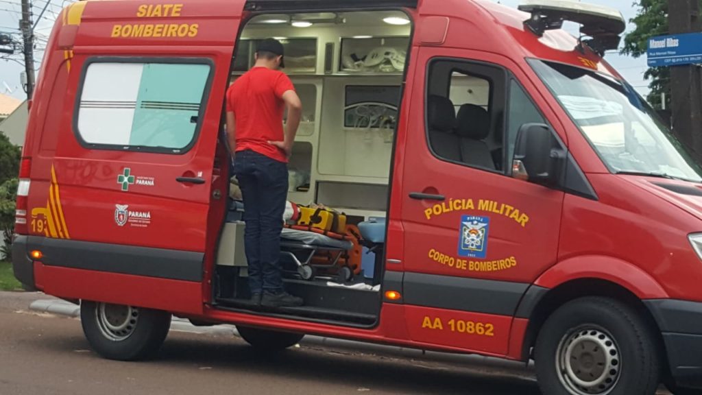 Mulher fica ferida após colisão entre carros