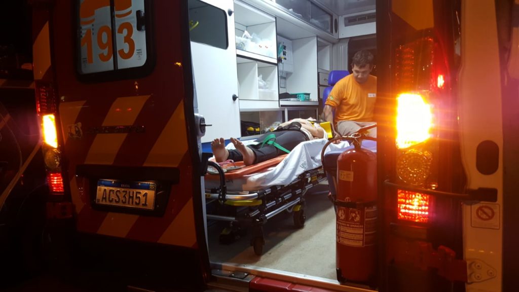 Após atropelarem cachorro, motociclistas ficam feridos no Bairro Floresta