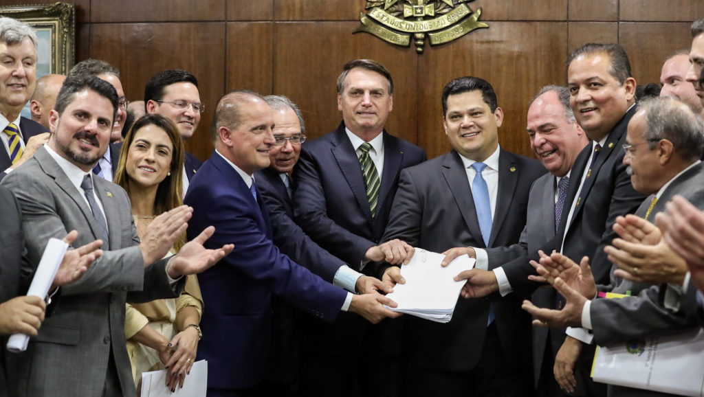 Proposta do governo Bolsonaro pode extinguir até um quarto dos municípios do Paraná