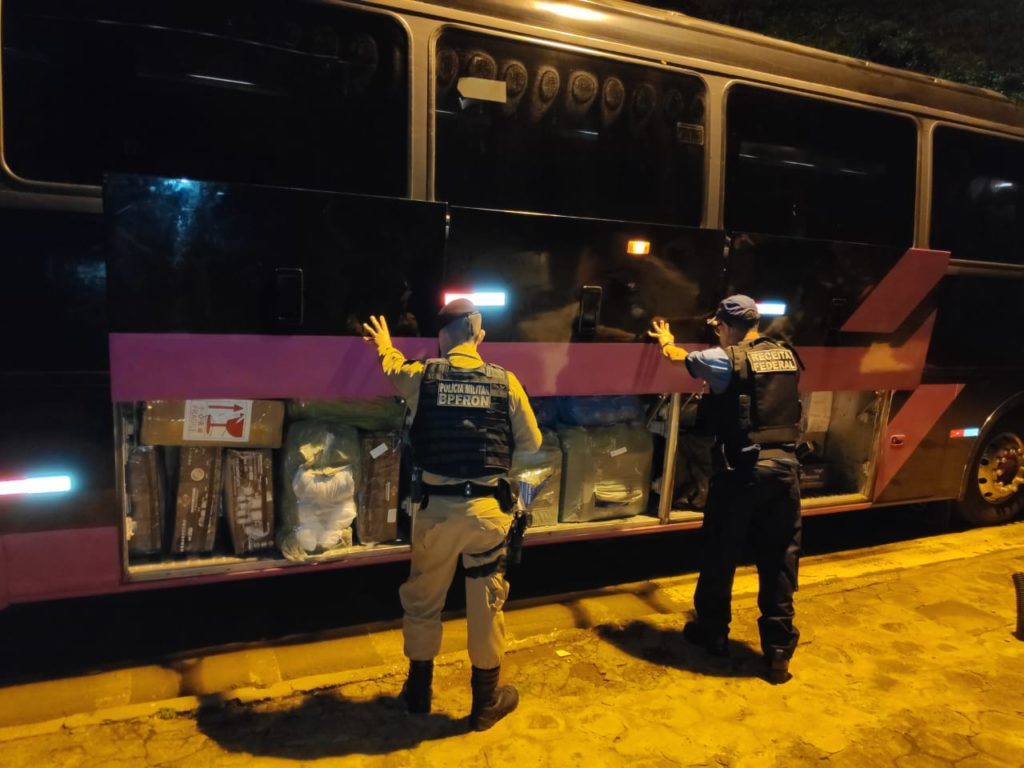 Operação Hórus faz apreensão de quatro ônibus de turismo carregados com contrabando
