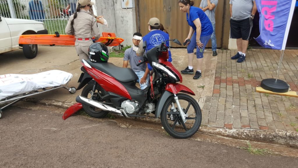 Homem é vítima de acidente entre carro e moto, na Avenida Carlos Gomes
