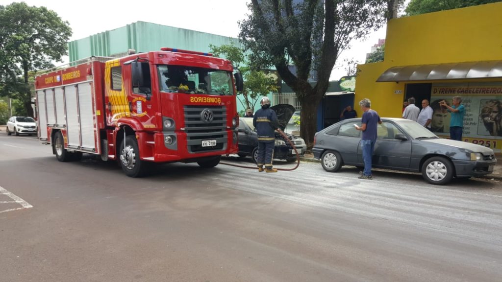 Motor de carro pega fogo, no Centro de Cascavel