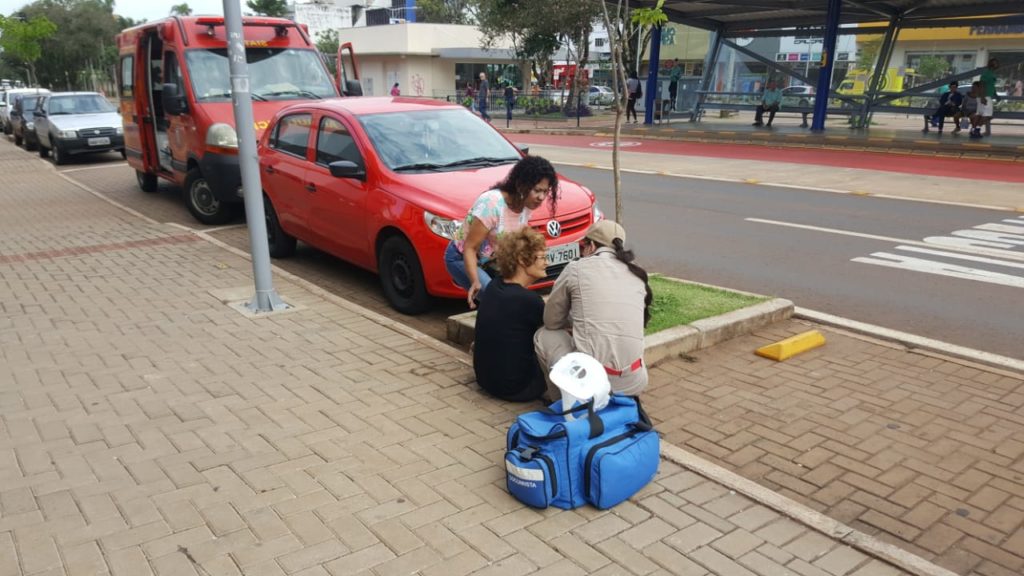 Idosa cai e sofre ferimentos na Avenida Brasil, no Centro