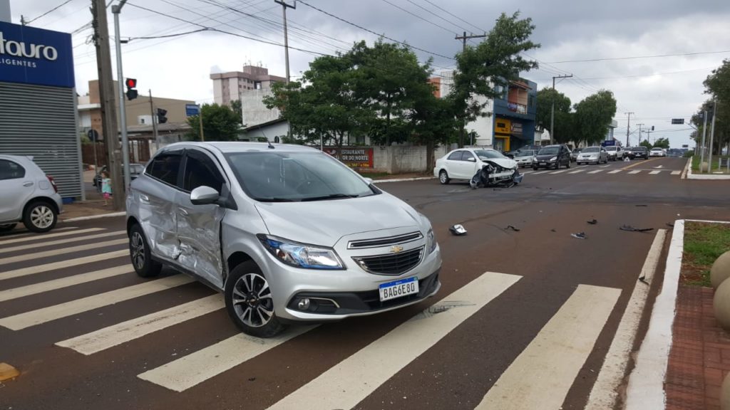 Acidente envolve dois carros em cruzamento com semáforo