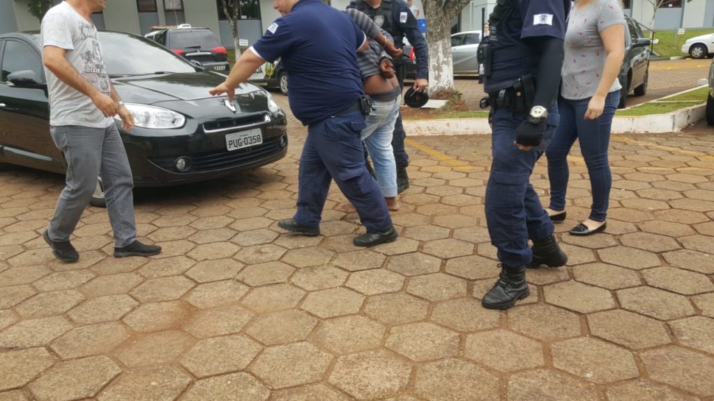 Na delegacia, homem acusado de tentativa de assalto e abuso sexual é agredido pelo pai da vítima