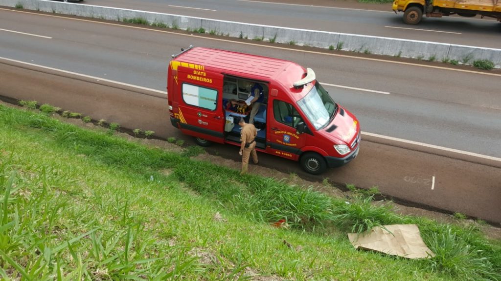 Moto bate em traseira de caminhão, na BR-467