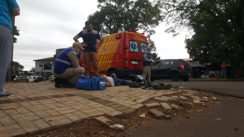 Motociclista sofre fratura na clavícula após se envolver em acidente, no Centro