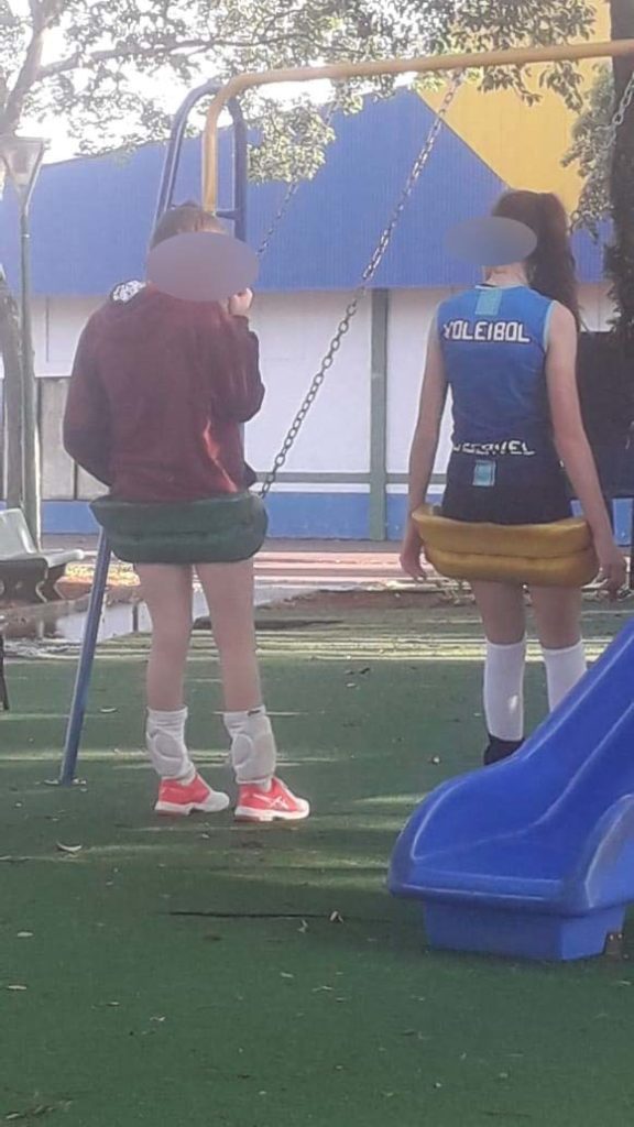 Moradora reclama de adolescentes usando parquinho