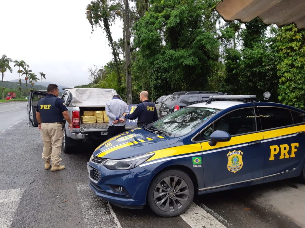 PRF prende homem com quase meia tonelada de maconha em Paranaguá