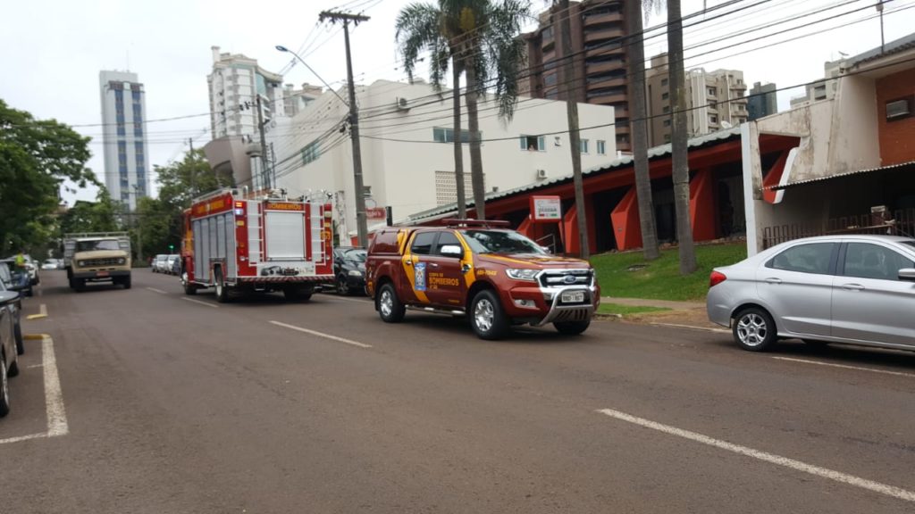 Bombeiros combatem incêndio em forro de restaurante, no centro