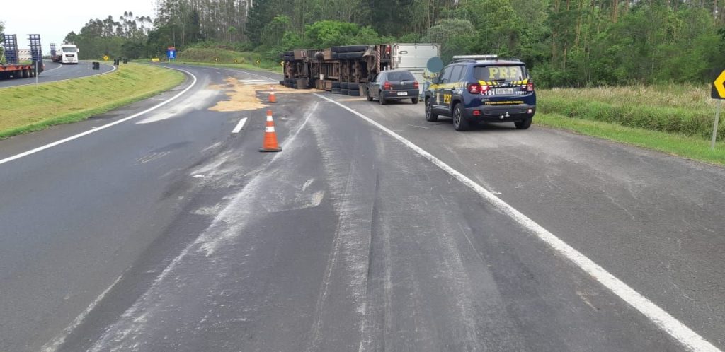 PRF registra tombamento com vítima grave em Imbaú