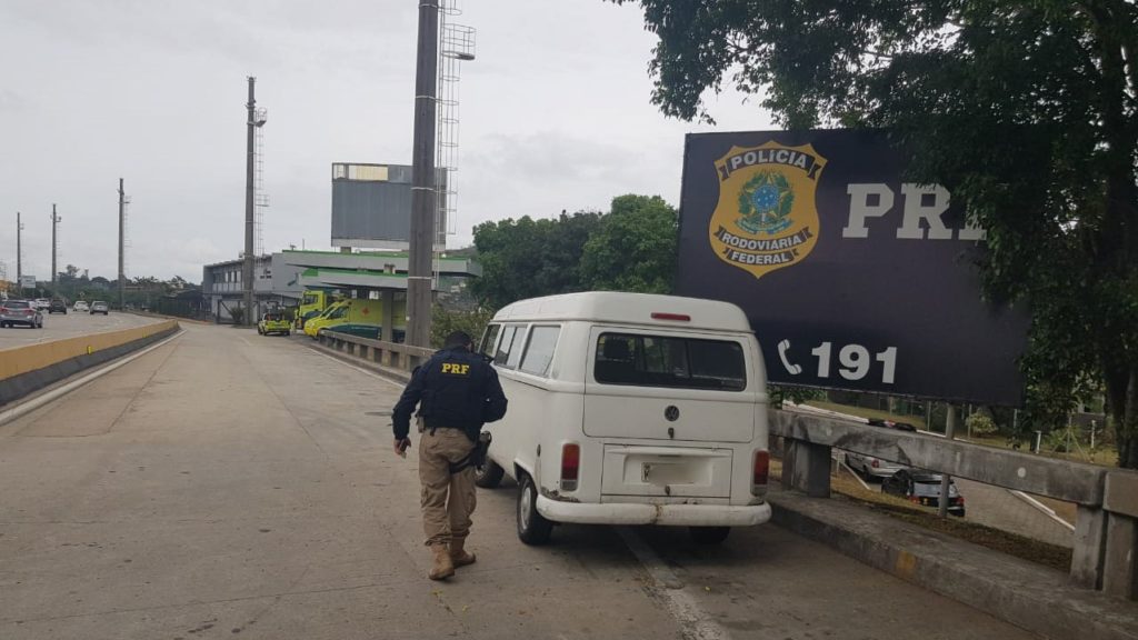 Kombi com mais de R$ 9 mil em multas é removida pela PRF