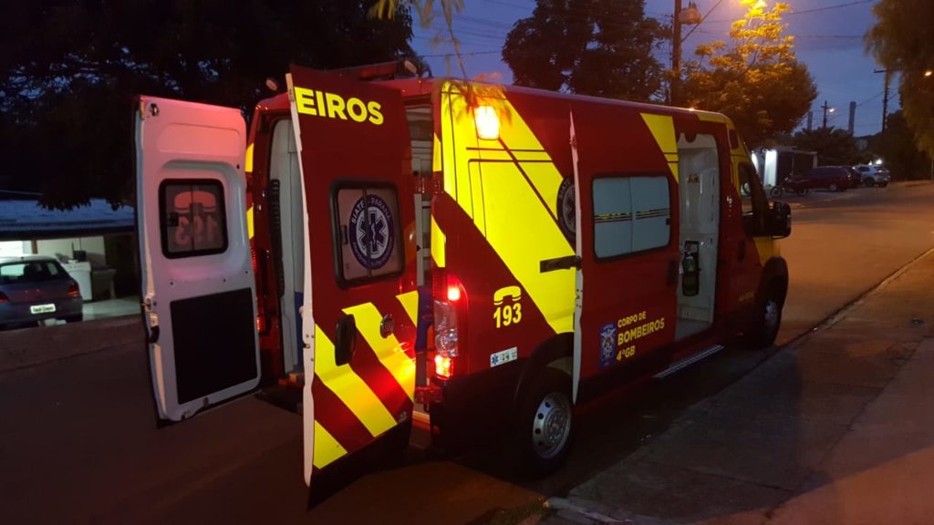 Mulher sofre fratura no pé, após cair em buraco