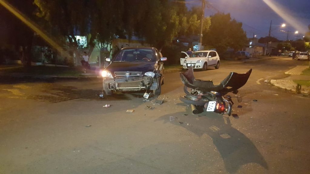 Carro e moto se envolvem em acidente no Bairro Santa Cruz