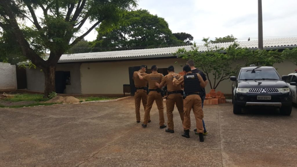 Treinamento simula ocorrência com reféns, em Cascavel