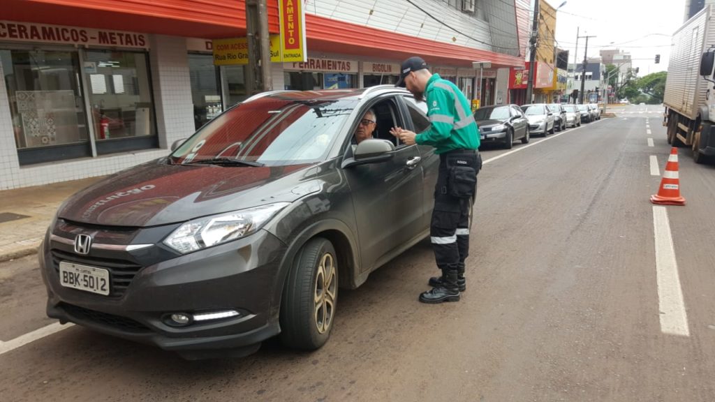 Ação para conscientização de motoristas é feita pela Cettrans no Centro