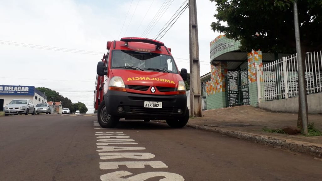 Criança de sete anos de idade cai de altura aproximada de 2 metros em escola, no Bairro Universitário