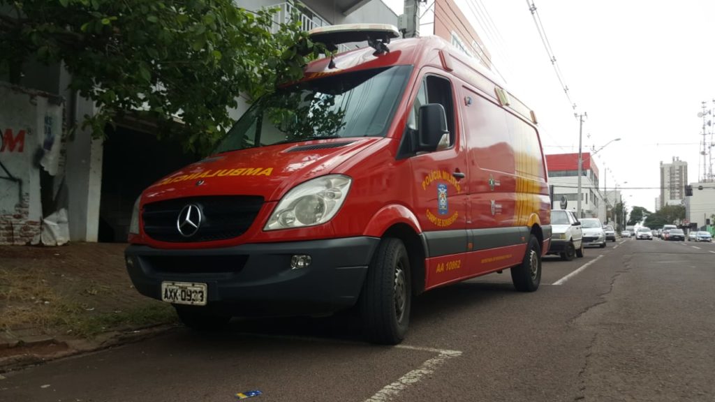 Bombeiros socorrem idoso no centro de Cascavel