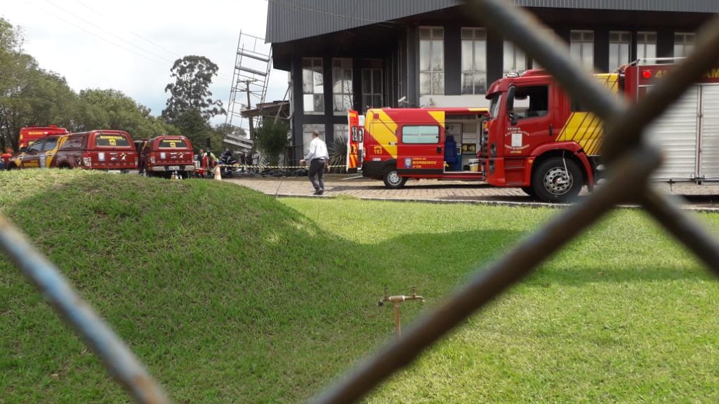 Duas pessoas ficam em estado grave após descarga elétrica, seguida de queda de andaime
