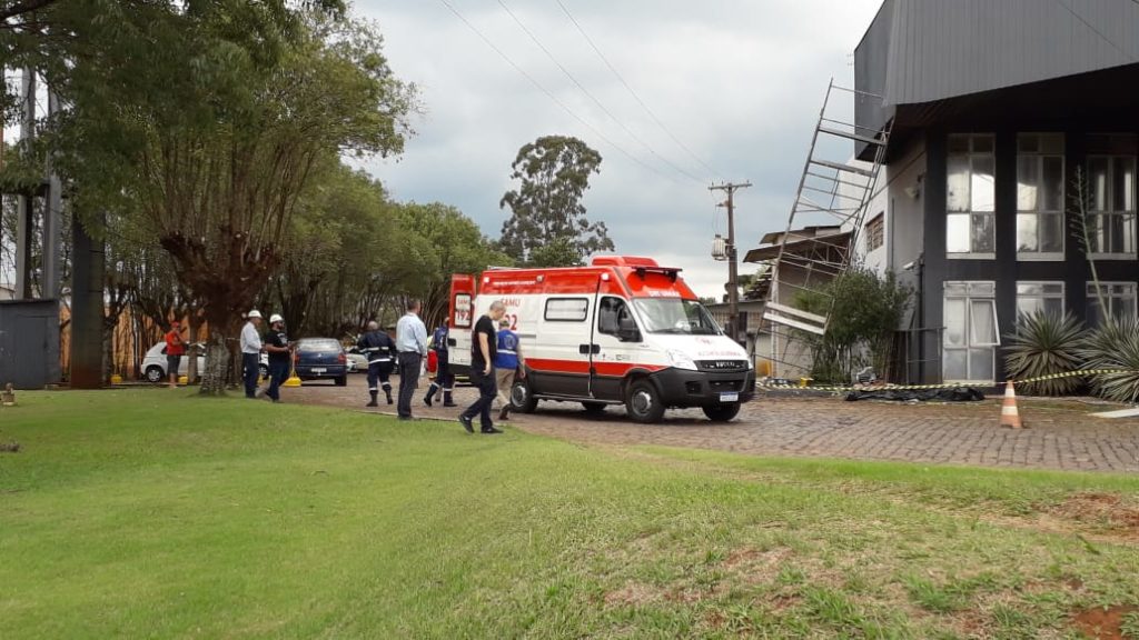 Morre vítima de descarga elétrica em empresa na BR-277; outro ficou ferido