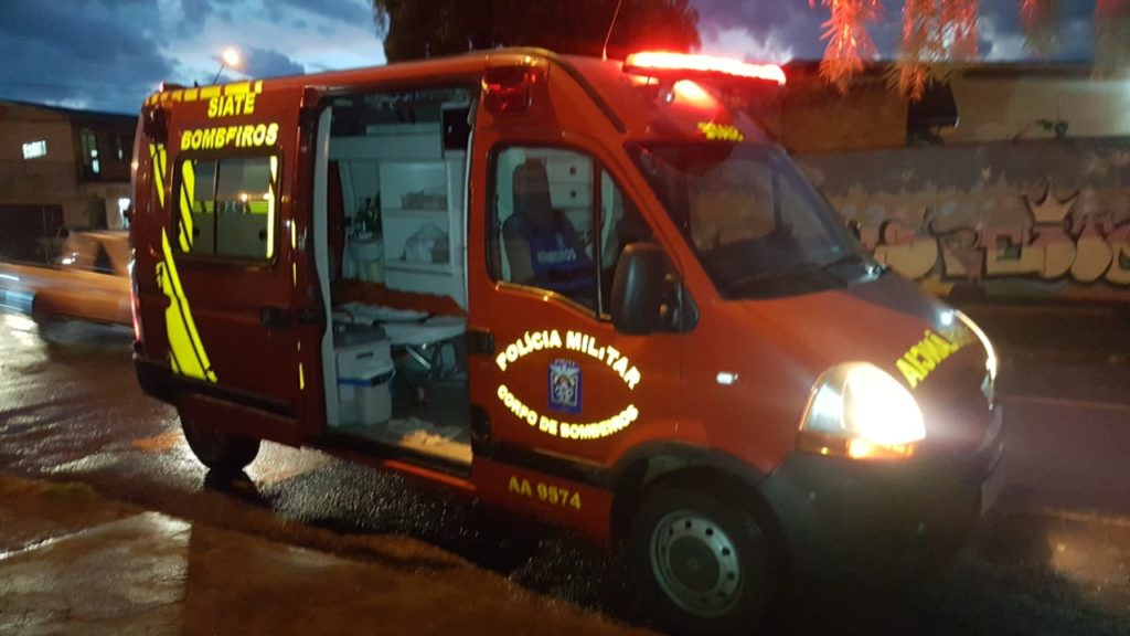 Mulher cai, fica ferida e é atendida pelo Siate