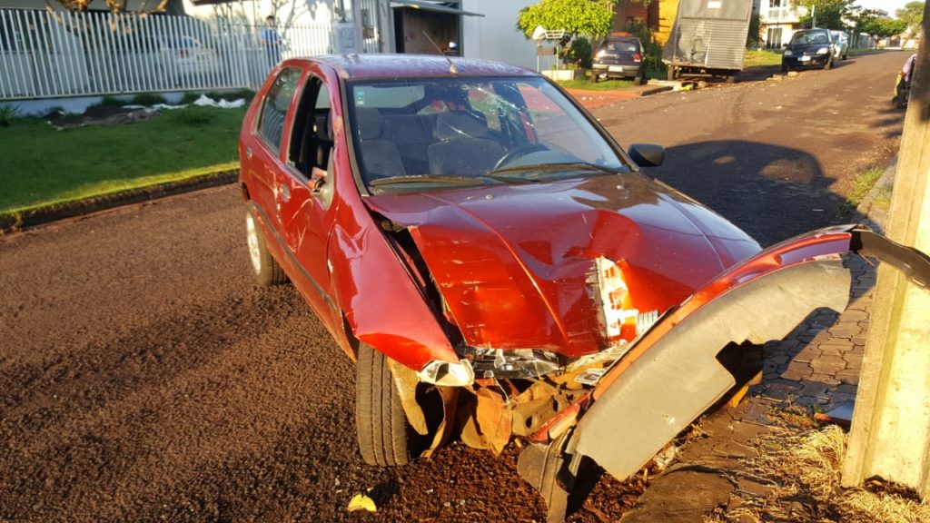 Acidente envolvendo dois carros e um trailer é registrado na Rua Caraíbas; uma pessoa se feriu