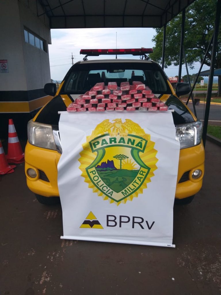 PRE apreende maconha em ônibus, durante fiscalização em Peabiru