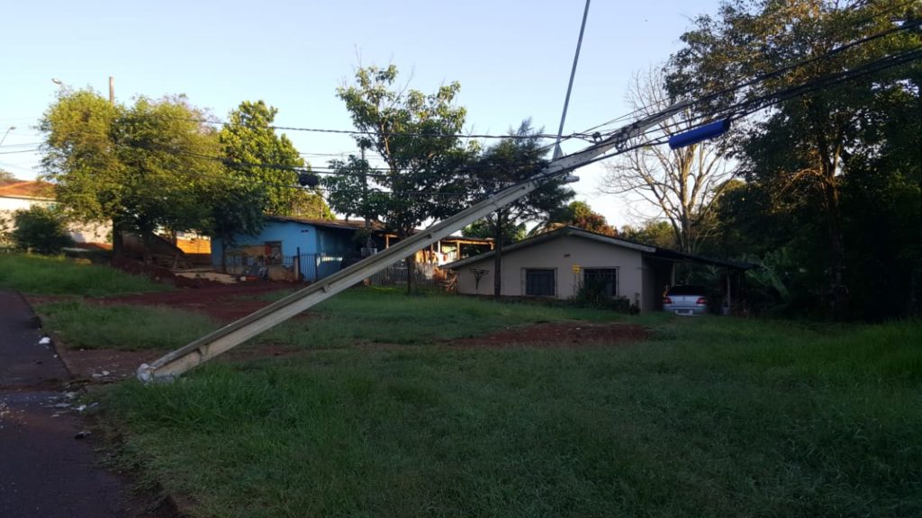 Poste fica sustentado por fios na região do Santo Onofre
