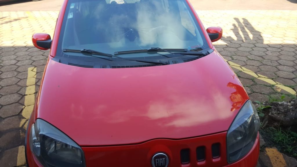 Homem danifica para-brisa do carro da namorada ao encontrá-la na casa de amigo