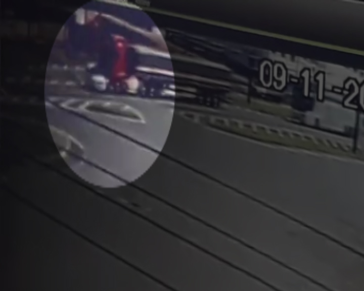 Câmera flagra grave acidente na BR-277 perto do viaduto da Carelli; carro chegou a capotar Imagem referente a Câmera flagra grave acidente na BR-277 perto do viaduto da Carelli; carro chegou a capotar