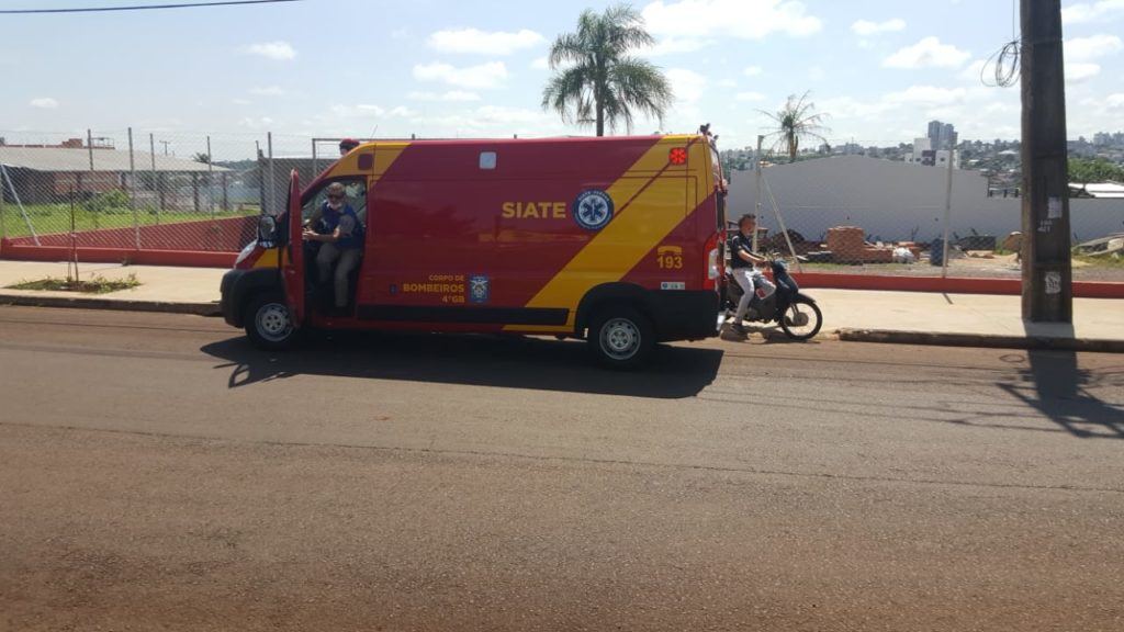 Mulher sofre queda de motocicleta, na região da FAG