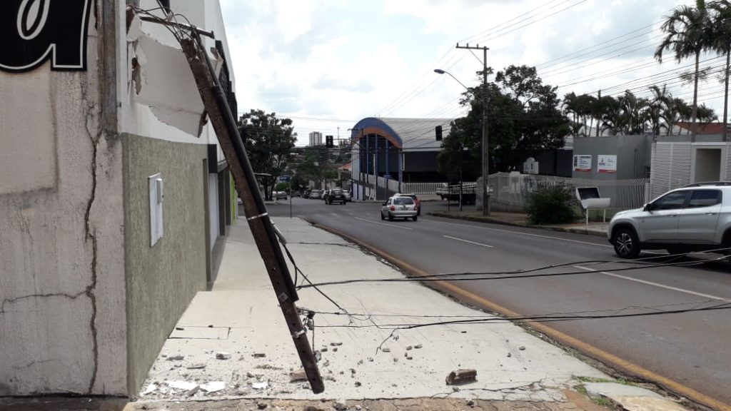 Poste é derrubado por caminhão na Rua Cuiabá