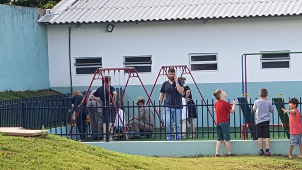 Garoto fratura braço esquerdo ao sofrer queda em escola municipal