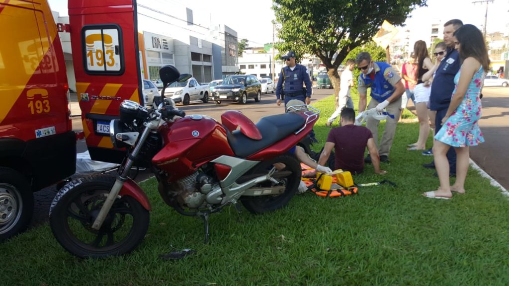 Motociclista fica ferido em acidente na Av. Rocha Pombo
