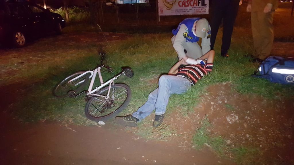 Ciclista fica ferido ao sofrer queda