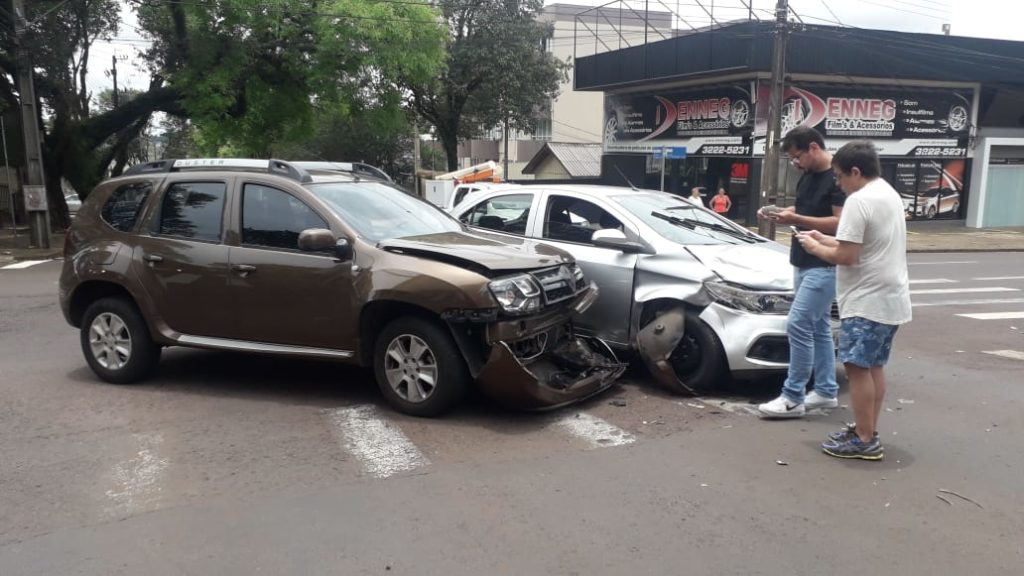 Duster e Ônix batem em cruzamento, no Centro