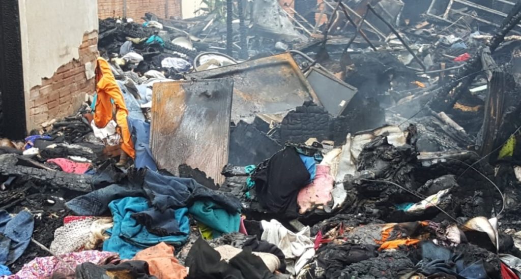 Destruição: mulher que teve casa consumida pelo fogo pede ajuda para recomeçar
