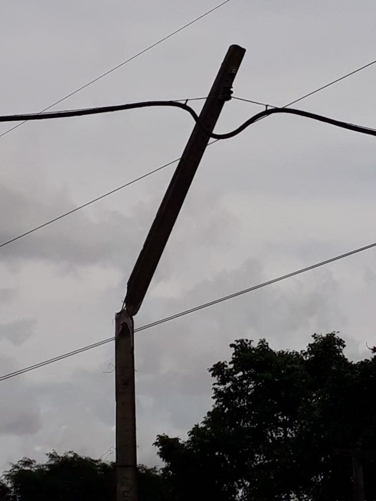 Carro atinge poste no Floresta e morador cobra manutenção na estrutura