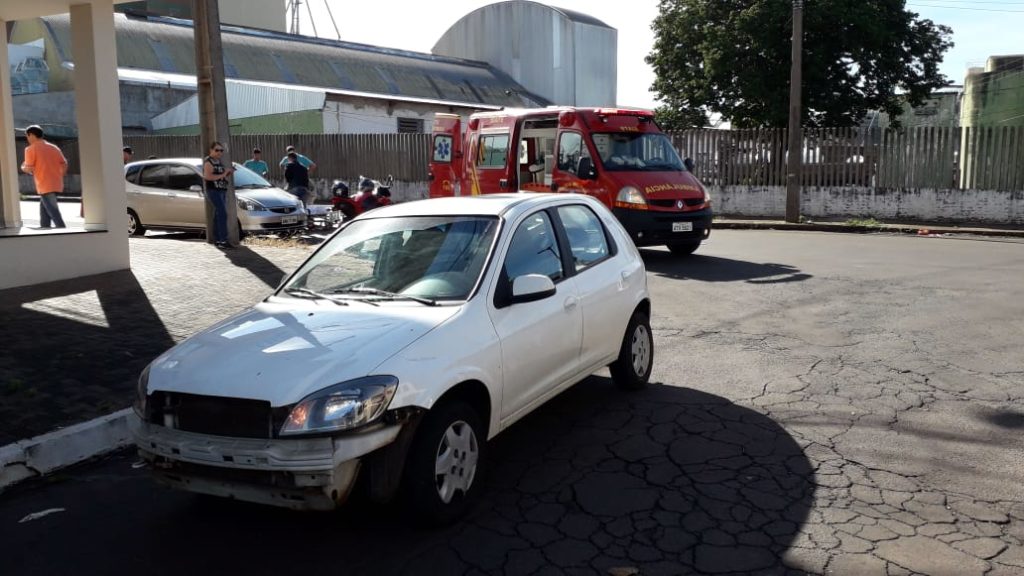 Mulher fica ferida em colisão entre carro e moto, no Parque São Paulo