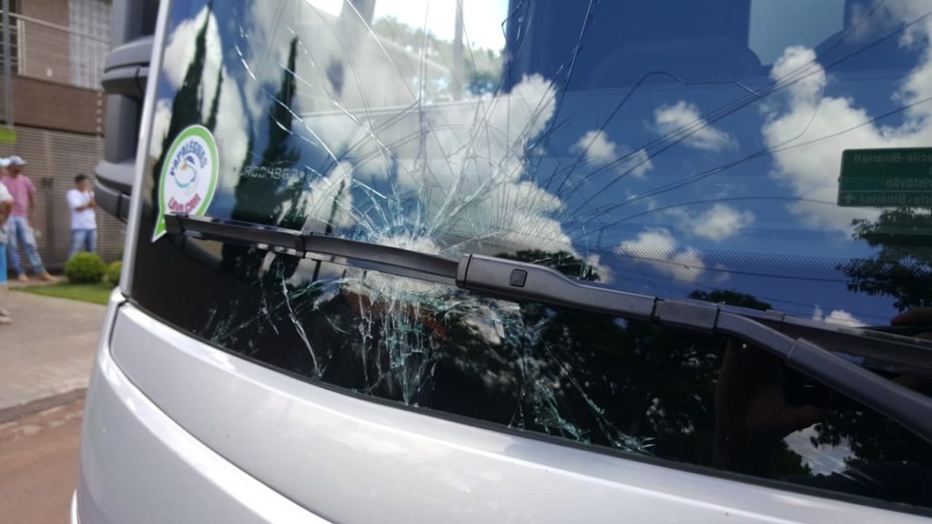 Adolescente de bicicleta se envolve em batida com caminhão