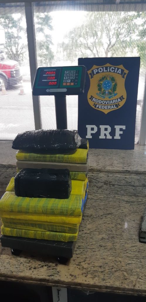 PRF apreende 20 kg de maconha em Céu Azul