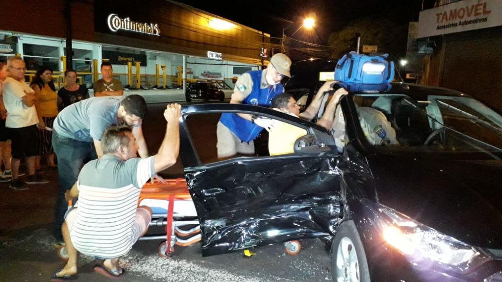 Passageiro de carro fica ferido após colisão com caminhonete