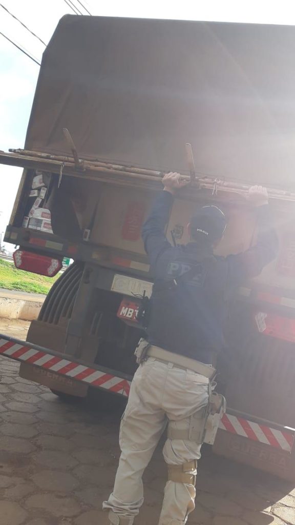 Paiçandu: PRF apreende bi-trem carregado com cigarros contrabandeados do Paraguai