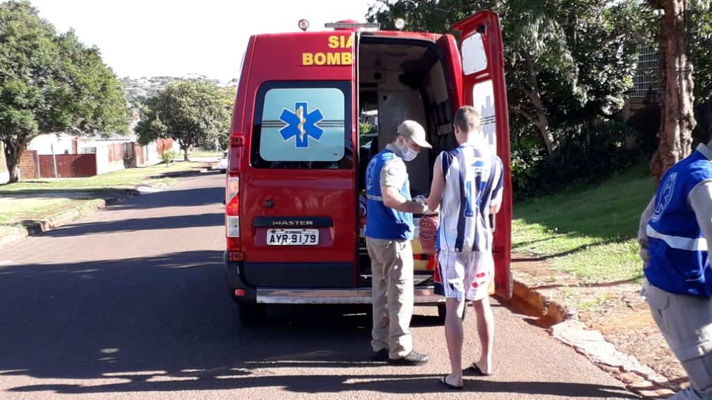 Mulher cai de motocicleta ao ser atingida por carro, no Periolo